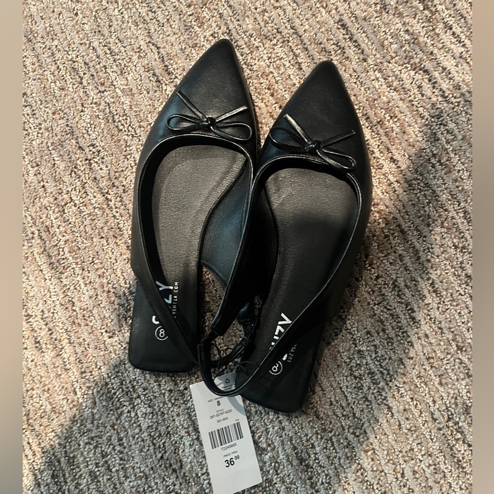 Suzy Shier black pointy toe flats size 8